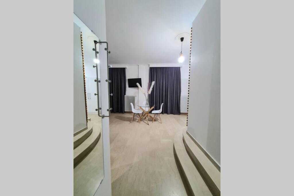Apartment In The Heart Of The City 4 라리사 외부 사진